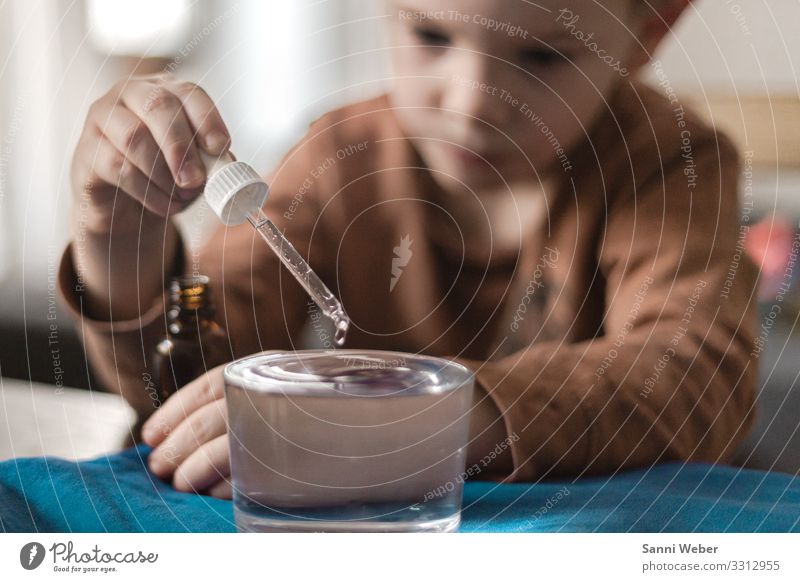 water drops Human being Masculine Child Boy (child) Infancy Head 1 3 - 8 years Far-off places Experimental Drops of water Water Glass Baby animal Brown Bla