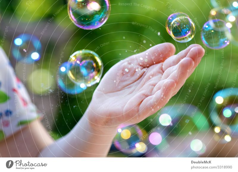 Flying soap bubbles that burst in your hand Leisure and hobbies Playing Children's game Human being by hand 3 - 8 years Infancy 8 - 13 years 13 - 18 years