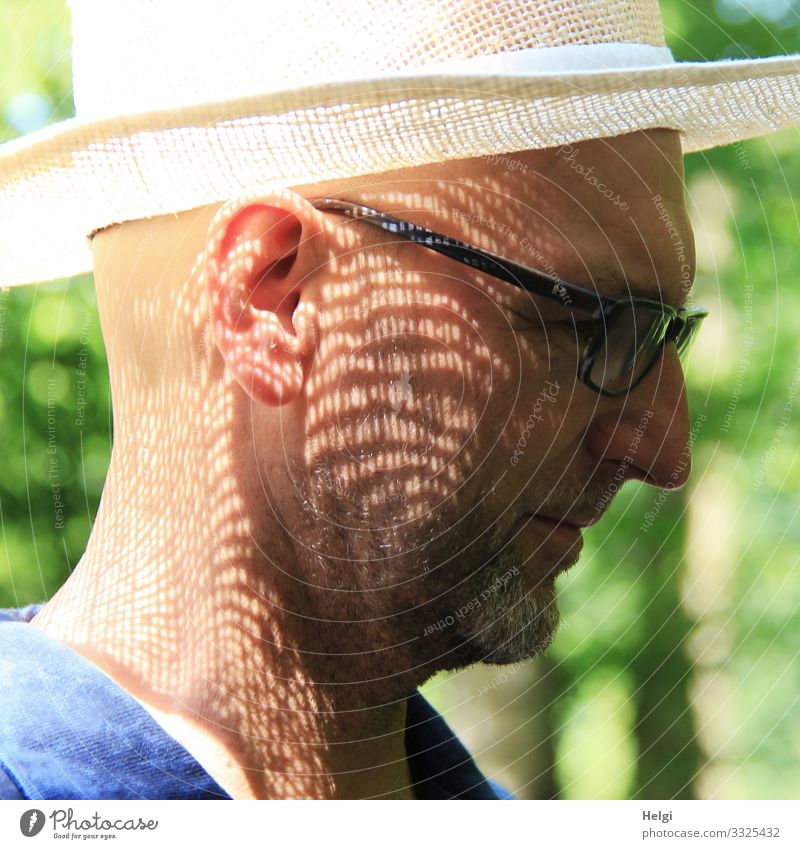 Face of a man in profile with sun hat and shadow pattern on the face Human being Masculine Male senior Man Adults Senior citizen Head Ear 1 45 - 60 years