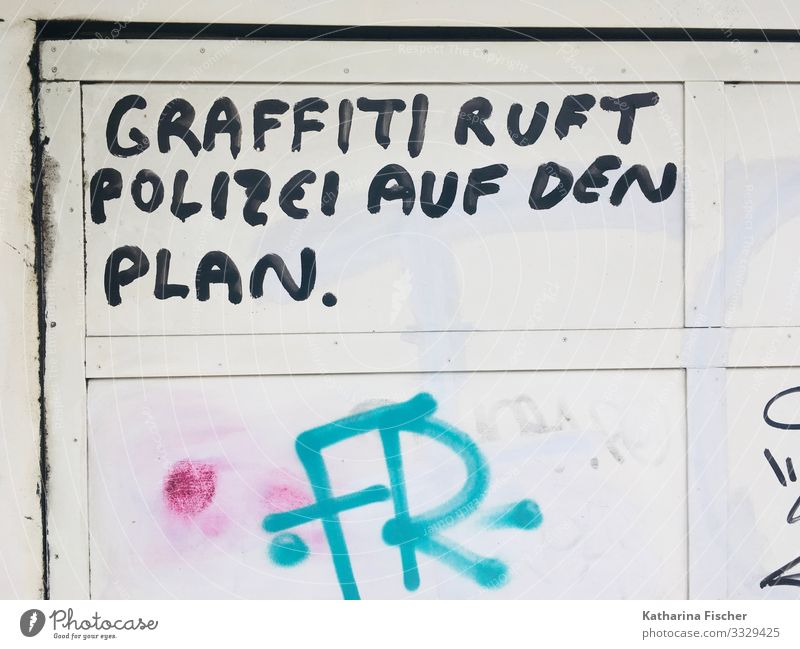 Written / graffiti calls the police on the plan Wall (barrier) Wall (building) Facade Sign Characters Signs and labeling Graffiti Green Black White statement