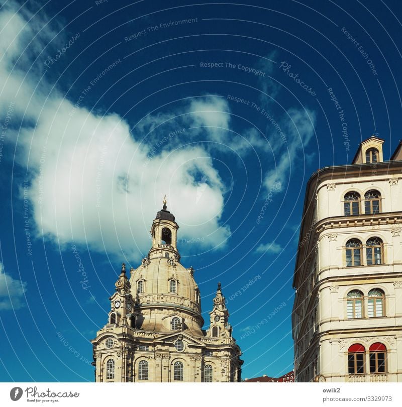 Resting mass Sky Clouds Frauenkirche Downtown Old town Populated House (Residential Structure) Church Manmade structures Building Wall (barrier) Wall (building)