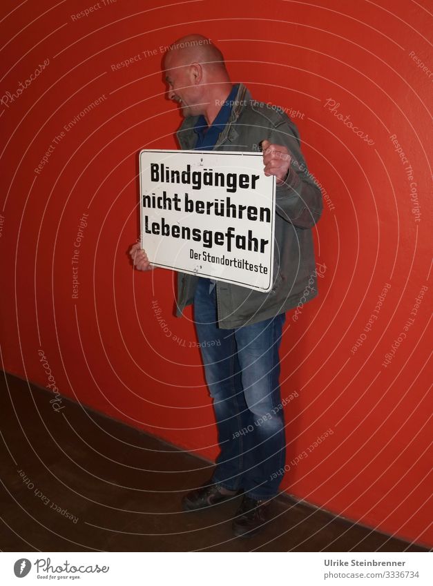 Man holding sign with "dud Human being Masculine Adults Life 1 45 - 60 years Characters Signs and labeling Smiling Laughter Stand Wait Exceptional Sharp-edged