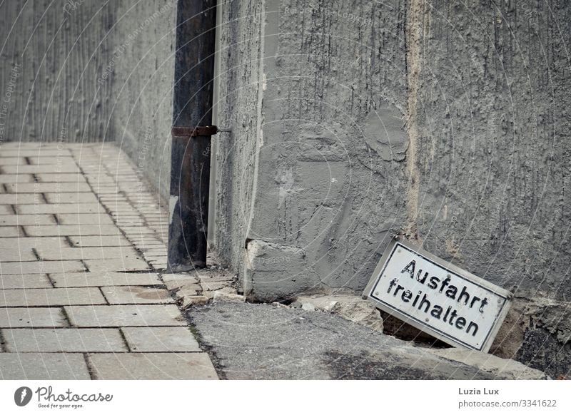 Keep exit clear Ludwigsburg Town Downtown Deserted Wall (barrier) Wall (building) Gloomy Gray Signs and labeling Highway ramp (exit) Rain gutter