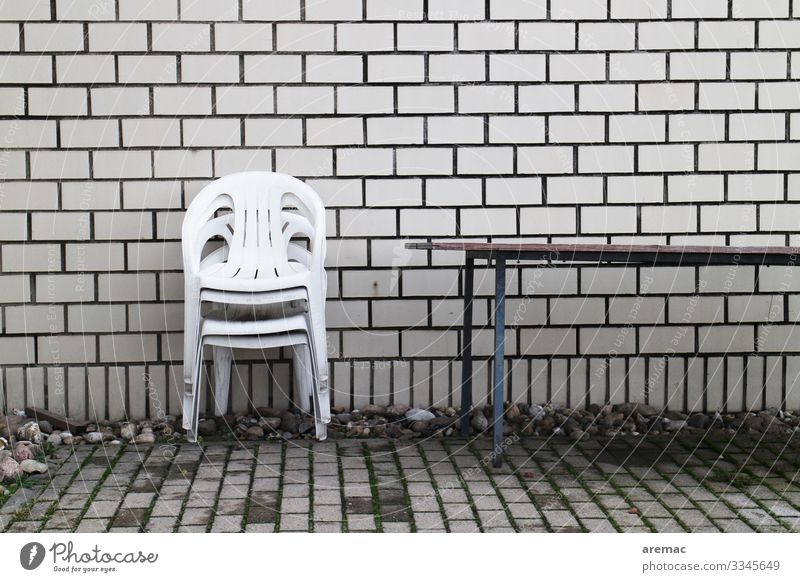 Nebensaison Lifestyle Living or residing Chair Table Plastic chair Wall (barrier) Wall (building) Colour photo Exterior shot Deserted Day