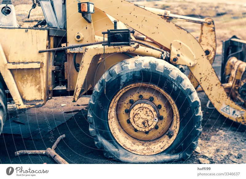 just flattened out Construction machinery Excavator Wheel loader Work and employment Wait Old Dirty Sharp-edged Broken Strong Dry Yellow Senior citizen Bizarre