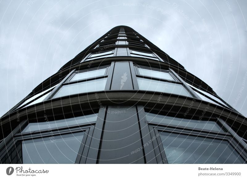 Central perspective 2 House (Residential Structure) House front Architecture Facade Window Building Exterior shot High-rise Reflection Sky Glas facade