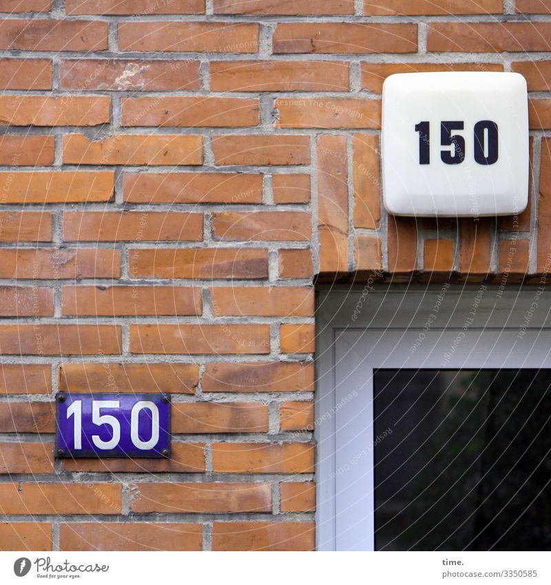 150 daylight Colour Orientation Information number lines Stripe Trashy House number Entrance House (Residential Structure) Window Glass outdoor lamp Brick