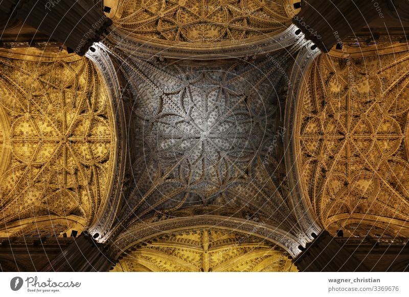 Catedral de Sevilla Vacation & Travel Tourism Sightseeing Church Dome Manmade structures Building Architecture Tourist Attraction Landmark Belief