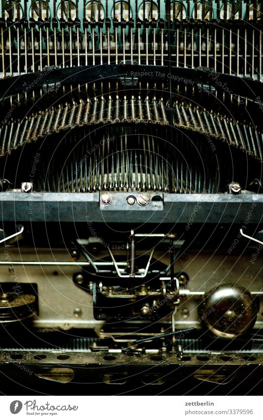 Schreibmaschine von unten alt antik autor büro feinmechanik metall roman schreiben schreibmaschine schrift schriftsteller schriftverkehr sekretärin tastatur
