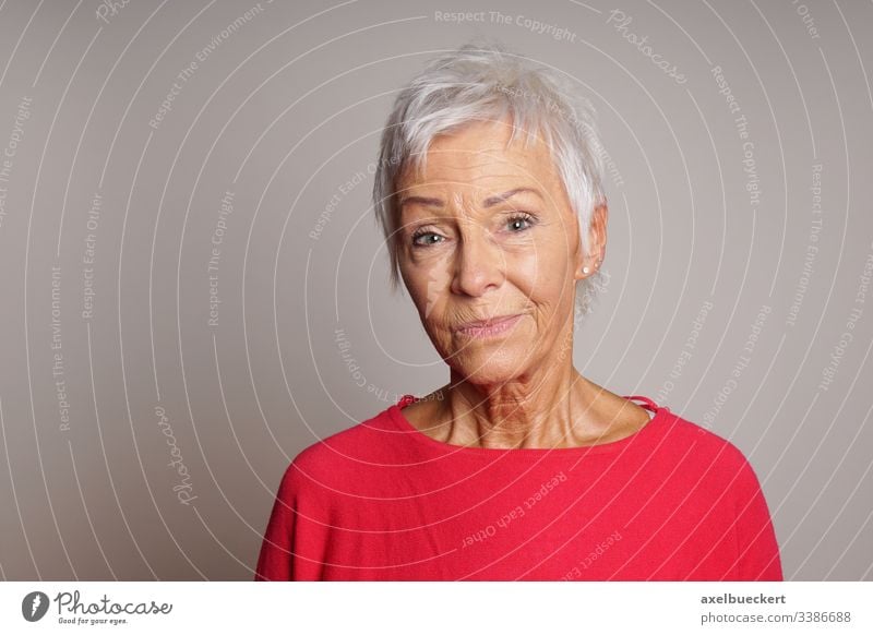 Free Photo  Close up portrait of happy wrinkled fashionable granny wearing  glasses and sweater