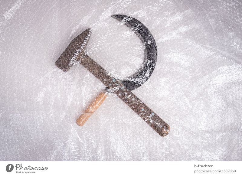 Photochallenge - hammer and sickle well packed in bubble wrap Hammer policy Marxism-Leninism symbol Politics and state Communism Tool Bubble wrap Packaging