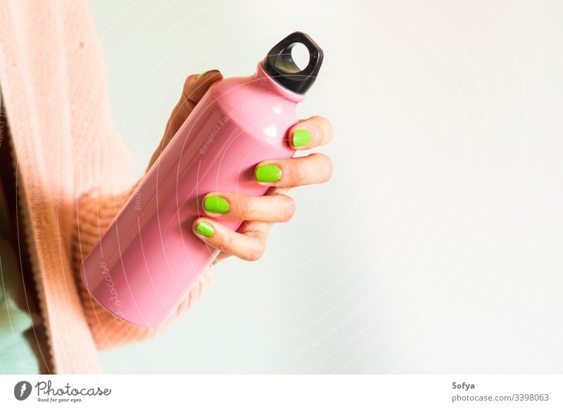 https://www.photocase.com/photos/3398063-zero-waste-reusable-water-bottle-in-female-hand-with-green-manicure-plastic-free-concept-photocase-stock-photo-large.jpeg