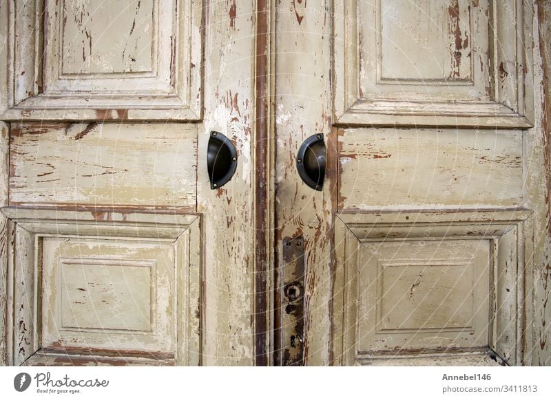Bức ảnh cửa gỗ cũ với vết nứt sẽ khiến bạn say mê vì nét đẹp độc đáo và truyền thống của nó. Với vẻ ngoài mang tính lịch sử và chất đồng cổ quý giá, những chiếc cửa gỗ cũ sẽ khiến không gian sống của bạn trở nên đặc biệt và tinh tế.