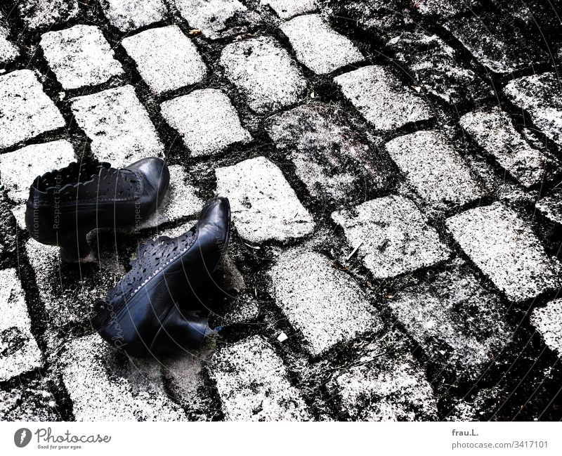 She ran for her life and on the cobblestone she had taken off her shoes - now they were lying there - but the C-virus was still panting after her. Footwear