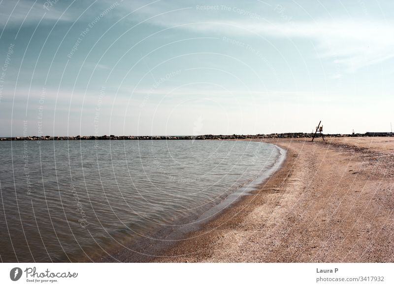 Why Some Beaches Have Clear Blue Water and Others Are Gray