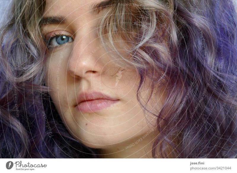 Girl with purple hair Young woman Youth (Young adults) Feminine Lifestyle Portrait photograph University & College student Authentic Day Natural Calm Curiosity