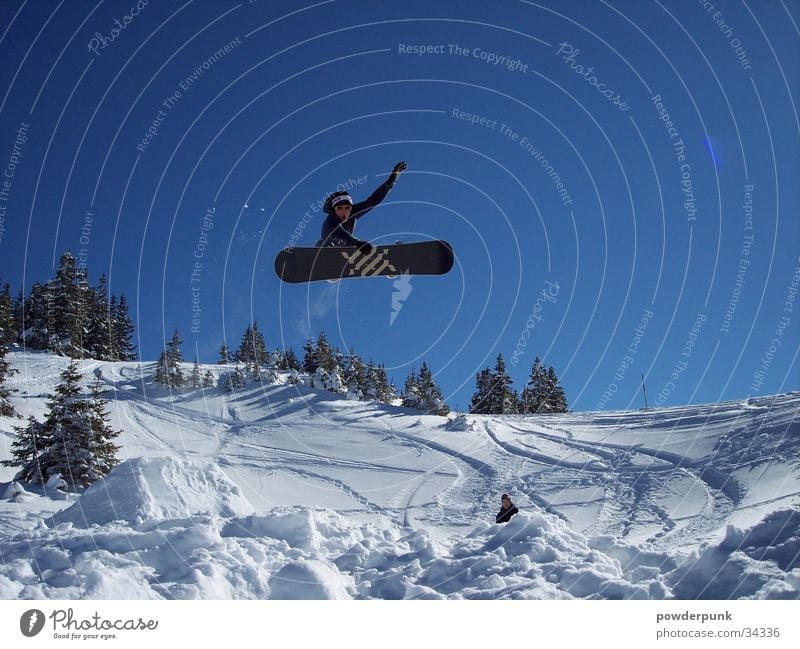 big air style Snowboard Freestyle Winter Action Jump Sports Sun Facial expression Touch Snowboarder Snowboarding Posture Blue sky Cloudless sky