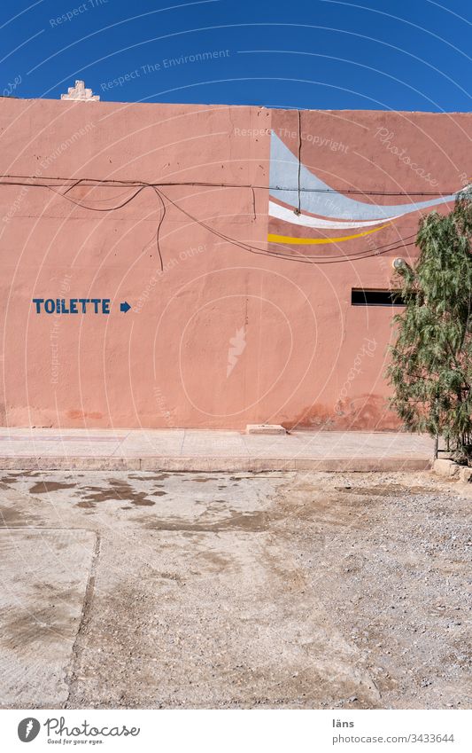 Toilet Directions in Morocco Road marking House (Residential Structure) Facade writing Need Arrow Deserted Clue Orientation Recommendation Navigation Right