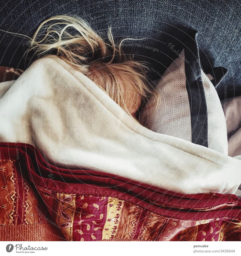einfach mal abtauchen Kind Haare blond schlafen Kissen Decke Zudecke zugedeckt Ruhe Mittagsschlaf