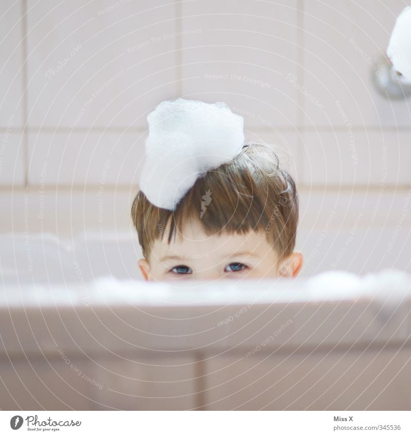 bathing fun Personal hygiene Hair and hairstyles Face Swimming & Bathing Playing Bathtub Bathroom Human being Child Baby Toddler Infancy Head 1 0 - 12 months