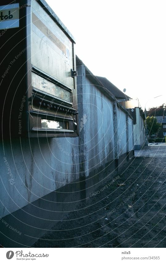 Dirty, dirty, cigarette machine. Cigarette machine Disgust Wall (building) Brown Shabby Wall (barrier) Environment Obscure Lanes & trails Earth primitively Old