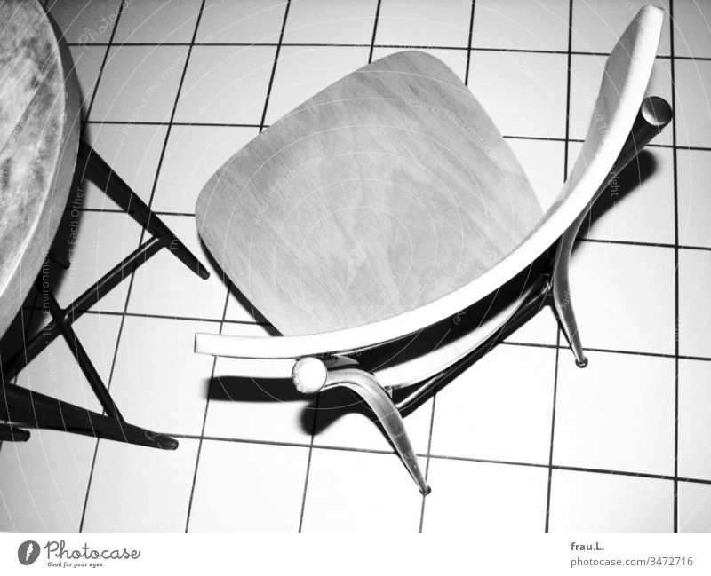 A chair, some table and a floor were flashed at violently. Kitchen Kitchen Table Bird's-eye view Tile kitchen chair Living or residing Interior shot