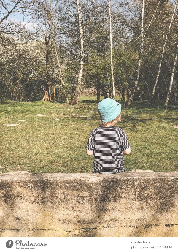 True bug Child Boy (child) Sit Wall (barrier) Birch tree Summer Human being Nature Day Infancy 3 - 8 years Life Environment Exterior shot Observe 1 Forest Trip