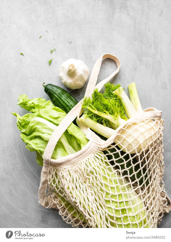 Grünes Gemüse in einer wiederverwendbaren Einkaufstasche auf einem grauen Tisch, gesunde Ernährung gesunde ernährung Vitamin-rich Healthy Food Nutrition