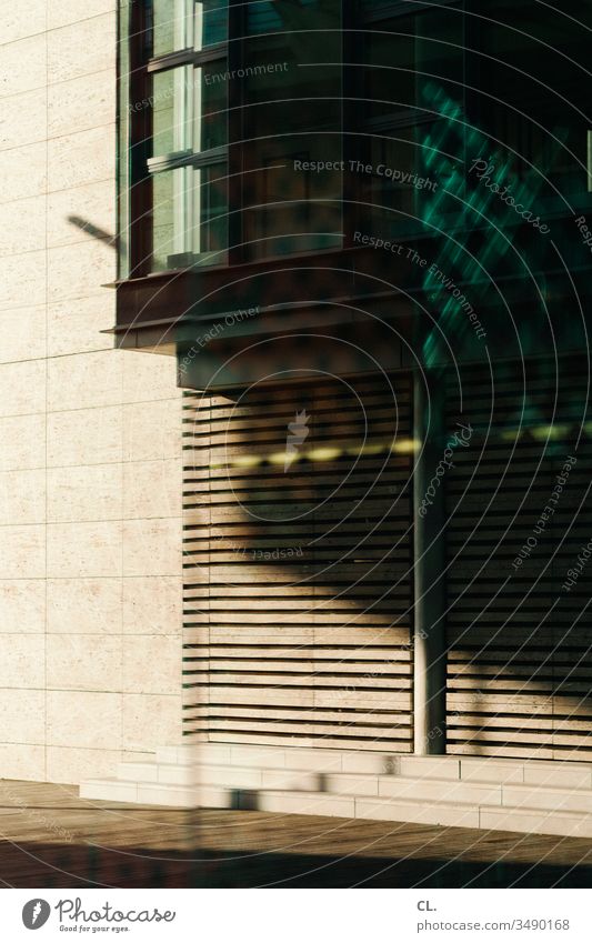 Abstract architecture Architecture Wall (building) Part of a building Window Esthetic Light Shadow Structures and shapes Pattern Design Line Sharp-edged Modern