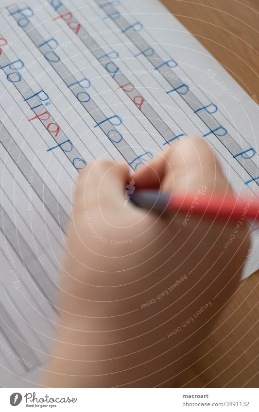 Homeschooling homeschooling schule zu hause heimunterricht silbenstift rot blau kinderhand deutsch schreiben druckschrift druckbuchstaben hausunterricht