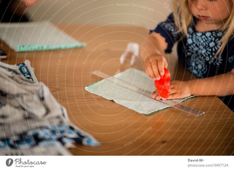 Corona girl helps making masks Mask Girl coronavirus Toddler Cute Protection selfmade Cloth stand-alone helping Parenting obligatory Table Deep depth of field