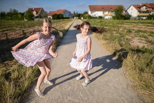 Two sisters play games buzzer Sun jumpin Dance Smiley happy Shadow Field Village girls Dress