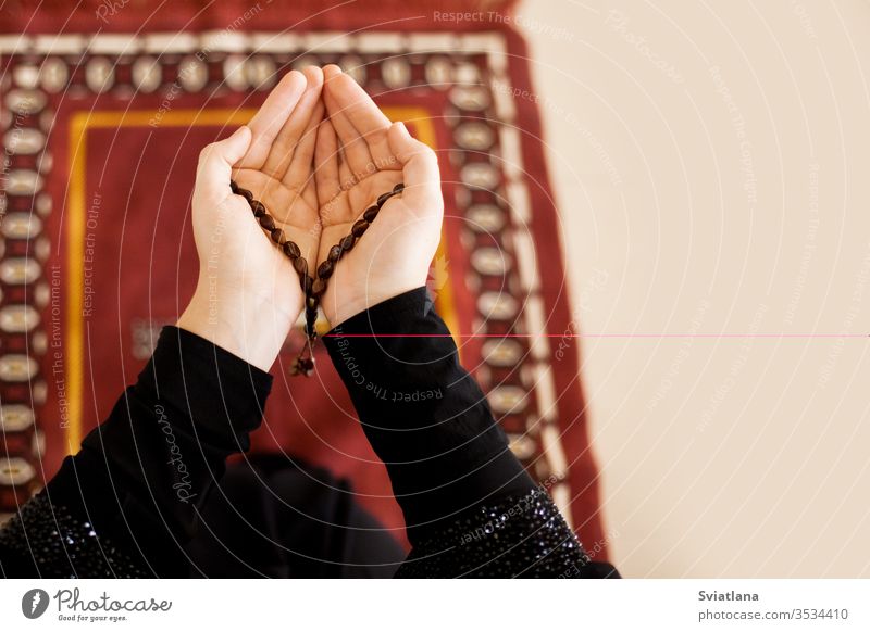 muslim woman praying hands