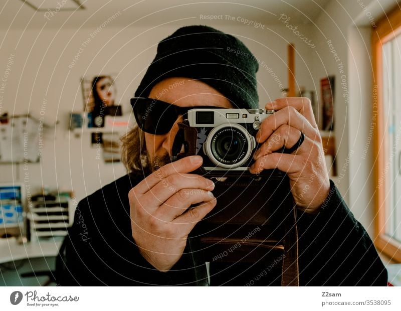 Der Fotograf fotograf kamera cool mütze sonnenbrille selbstportrait selfi zuhause wohnung test mann junger mann hip Colour photo Fashion Hip & trendy