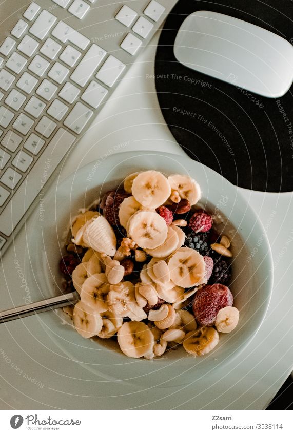 Gesundes Frühstück müsli gesund sportler banane food fresh healthy bear Berry morning work homeoffice pc computer mouse breakfast frühstück tastatur nüsse
