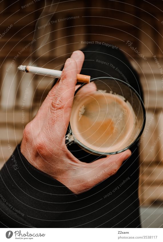 Kaffeepause homeoffice coffee coffebreak zigarette kippe smoke hand halten sitzen entspannen ruhe rauch balkon genuss ungesund frühstück mann kaffee