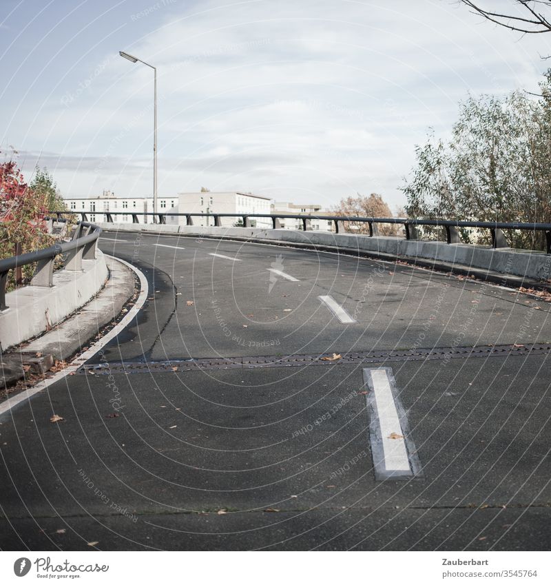 Empty driveway to the city motorway Highway City highway Street lane Median strip Curve bows Transport Traffic route Road traffic forsake sb./sth. blocking Past