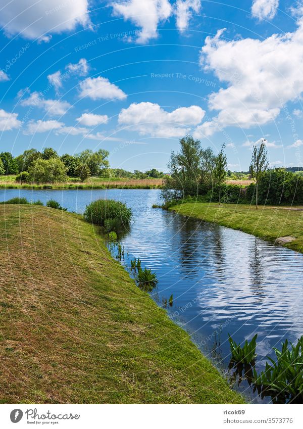 Landschaft am Fluss Warnow in der Hansestadt Rostock Kanal Petriviertel Baum Gebüsch Stadt Mecklenburg-Vorpommern Haargraben Tourismus Idylle Himmel Wolken blau