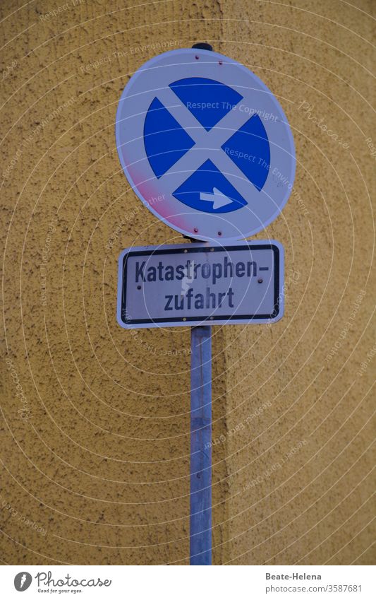 Currently frequently used route: traffic sign Katastophenzufahrt Road sign Signs and labeling Exterior shot Transport Road traffic Traffic infrastructure