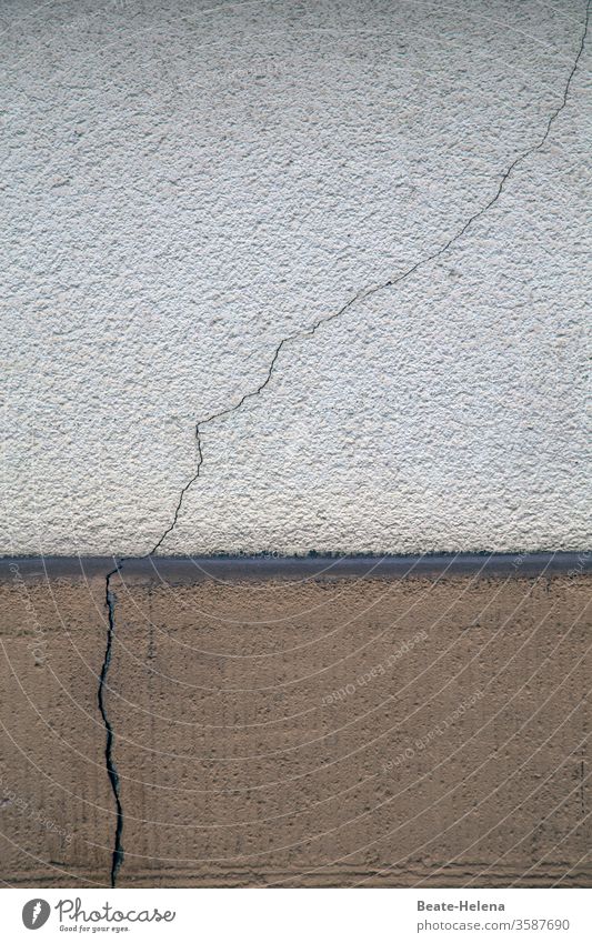 Precise crack detection: continuous crack in masonry Wall (barrier) Wall (building) Colour photo Architecture Pedestal Concrete Crack & Rip & Tear defective