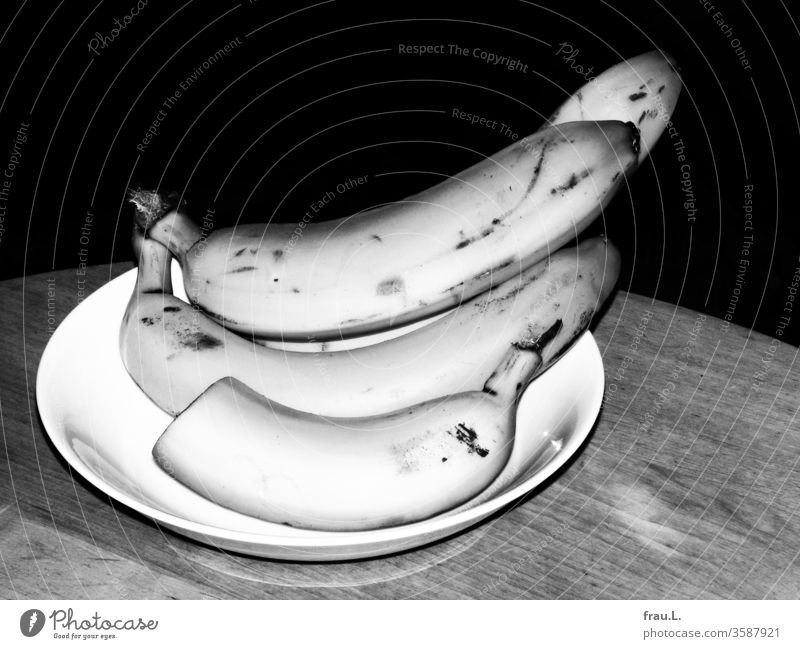 At night, all bananas, even those in white fruit peels, are grey. Banana Nutrition Food Table Vegetarian diet Healthy Eating