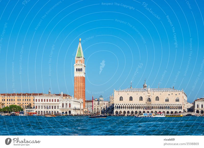 St Mark's Square with Doge's Palace and St Mark's Tower in Venice, Italy Markusturm Palace of Doge Palazzo Ducale Campanile di San Marco St. Marks Square