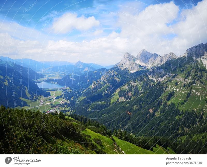 Blick ins Tal mit See und Bergspitzen Valley Alps Alpine Hiking hike Forest Wanderlust Wanderung Wandern berg Berge Aussicht Clouds Lake Mountain Nature