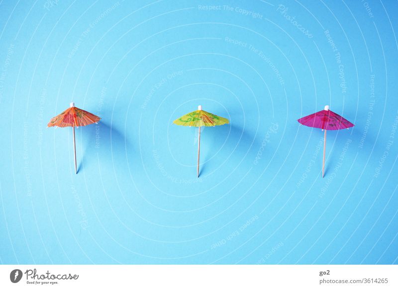 3 parasols at a distance Summer vacation Sunshade Ice cream paper shades gap keep sb./sth. apart Distance rule corona Orange Yellow pink Risk of infection