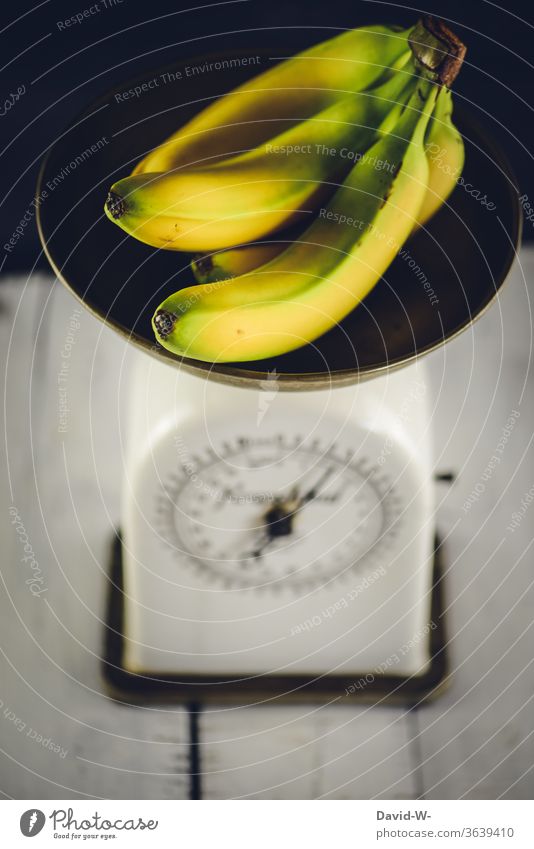 the weighing of bananas Man Scale Weight determine read Reading Bananas figures kg Pound Display precise Accuracy fruit Preparation Baking Colour photo