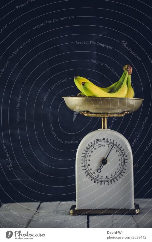Fruit - bananas lying on a scale Man Scale Weight determine read Reading Bananas figures kg Pound Display precise Accuracy fruit Preparation Baking Colour photo
