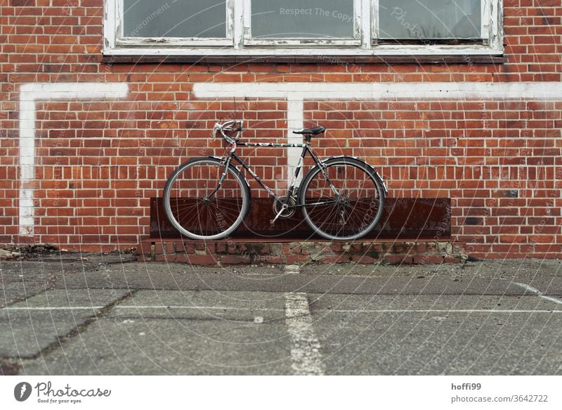 the old bike is waiting to be picked up - whereby it visually enriches the dreary surroundings considerably. Bicycle Bicycle rack Cycling Parking Wheel