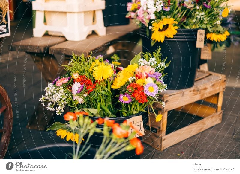 Colourful flowers and bouquets for sale at a flower stand Bouquet Flower stall Bouquets Spring variegated florist Markets vernally Mother's Day business