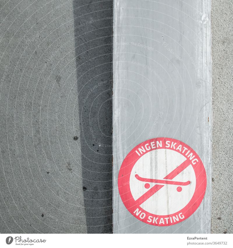 no skating Skateboard Bans Signs and labeling stickers Concrete Wall (building) Wall (barrier) Gray Red English Danish Skateboarding Prohibition sign Characters