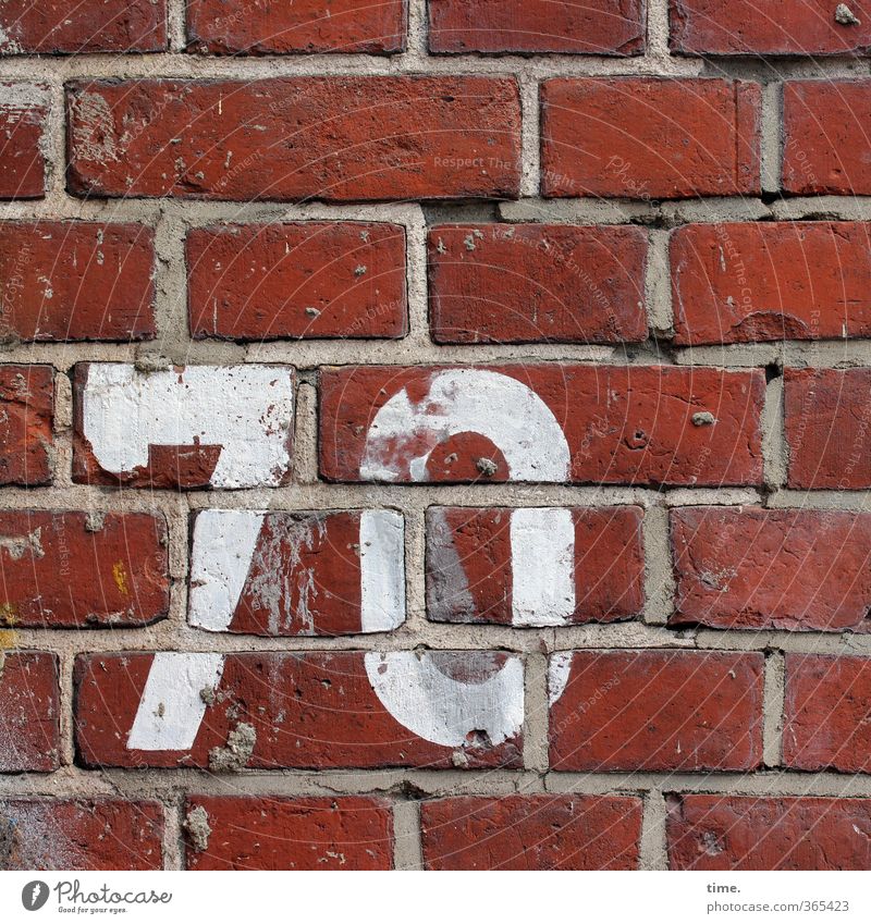 Jagger Wall (barrier) Wall (building) Facade Seam Mortar Brick Brick wall House number 7 0 70 Digits and numbers Typography Old Sharp-edged Trashy Dry Town
